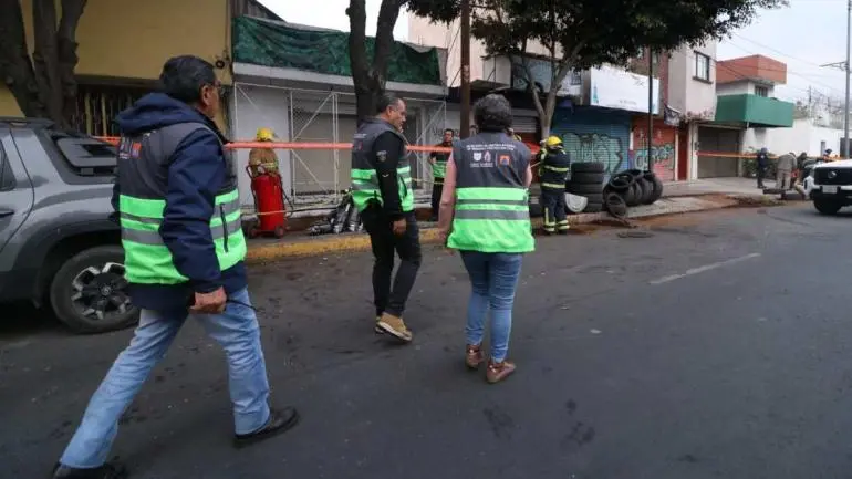 Detectan toma ilegal de hidrocarburo en avenida Tezozómoc, Azcapotzalco