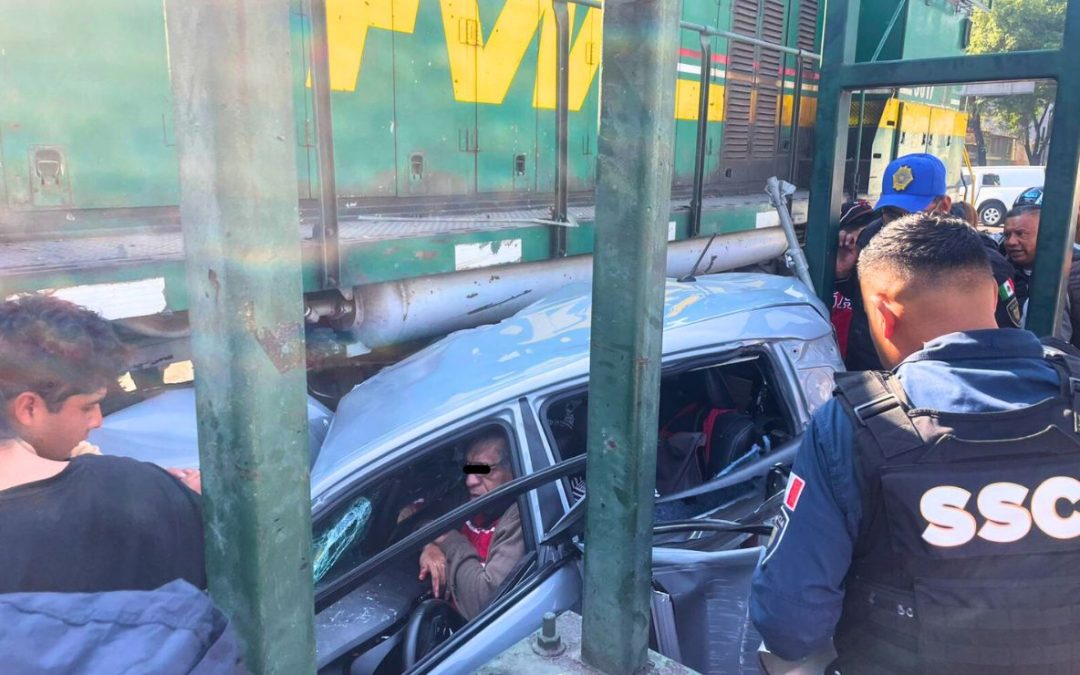 Tren arrolla vehículo en la Cuauhtémoc; adulto mayor queda prensado