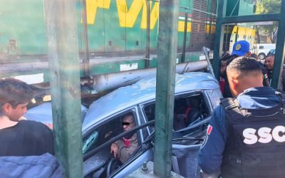 Tren arrolla vehículo en la Cuauhtémoc; adulto mayor queda prensado