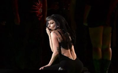 Lady Gaga detiene concierto en Tokio y condena al ICE en medio de crecientes críticas