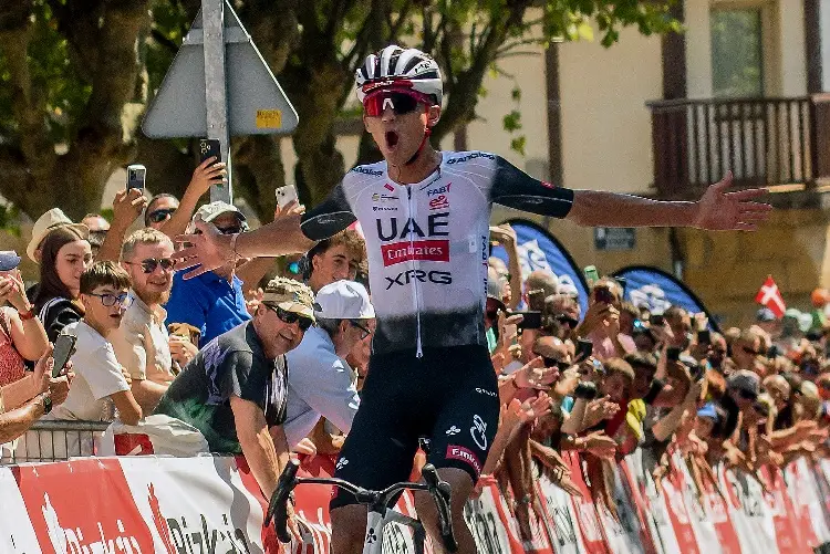 Isaac del Toro se corona campeón del UAE Tour