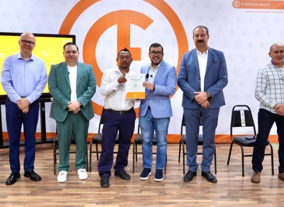 Nuevo León certifica a 97 conductores de transporte público