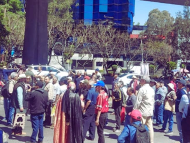 Bloqueo en Periférico Sur Hoy: integrantes del SME cierran carriles laterales