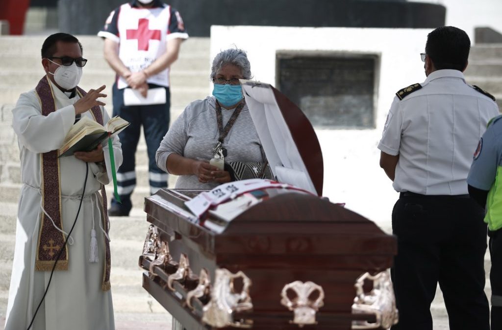 Caen decesos 5.98% en México durante 2025, pero aún superan niveles prepandemia