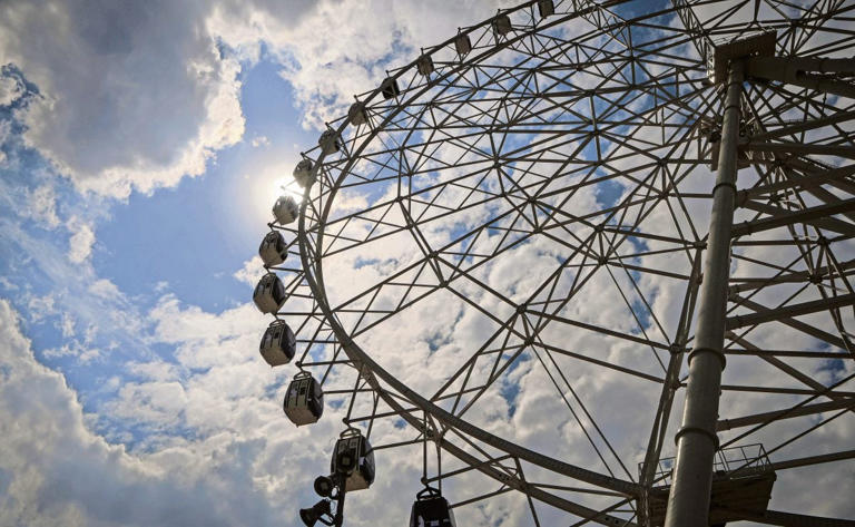 Rescatan a 15 personas atrapadas en rueda de la fortuna