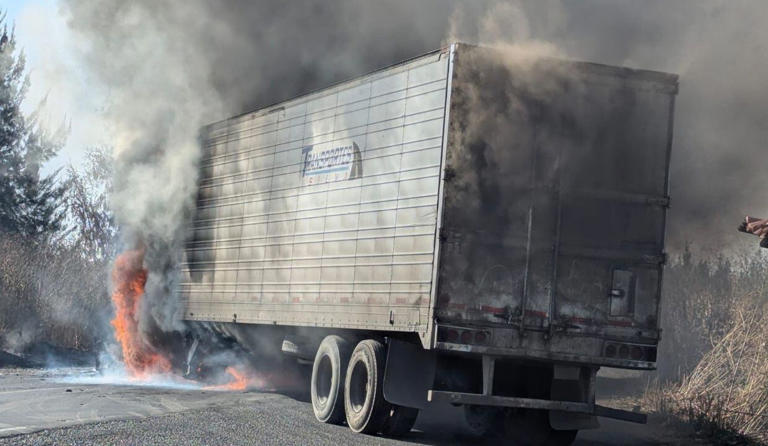 Bloqueos y quema de vehículos en Michoacán y Jalisco