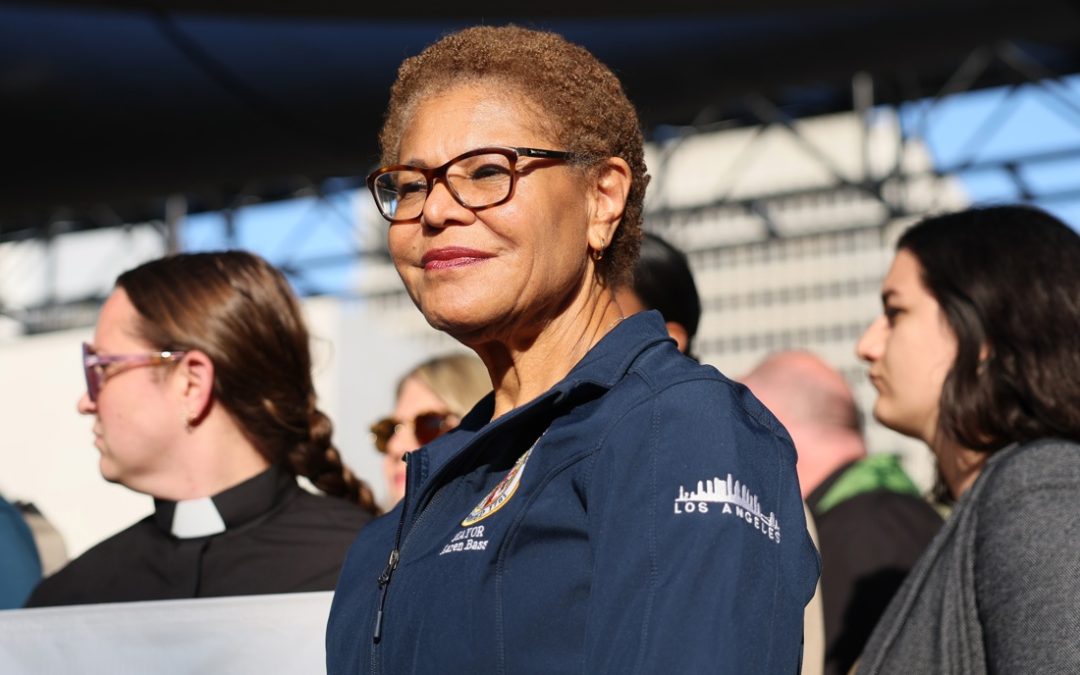 Firma alcaldesa de Los Ángeles orden ejecutiva que prohíbe al ICE usar propiedades públicas