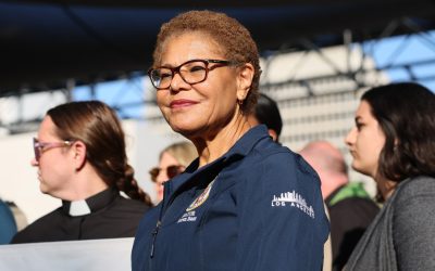 Firma alcaldesa de Los Ángeles orden ejecutiva que prohíbe al ICE usar propiedades públicas