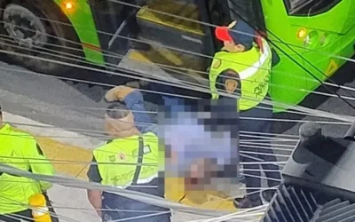 Muere hombre al golpearse la cabeza tras caer de unidad RTP frente a Metro Xola