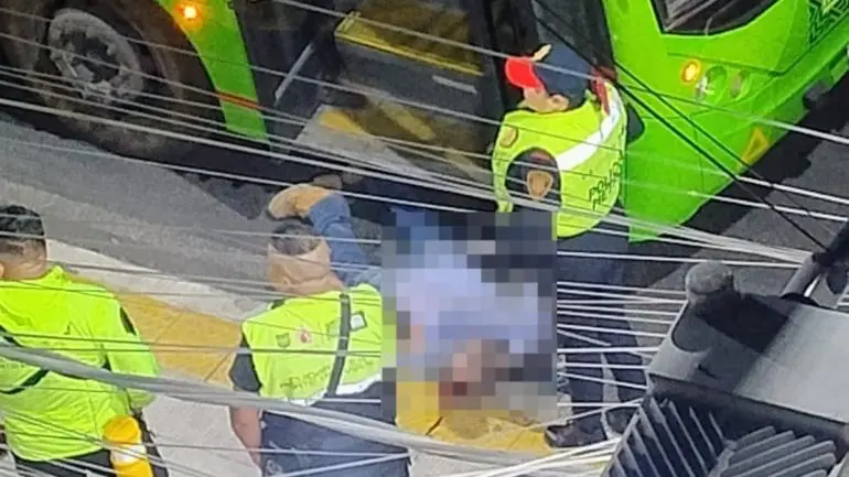 Muere hombre al golpearse la cabeza tras caer de unidad RTP frente a Metro Xola