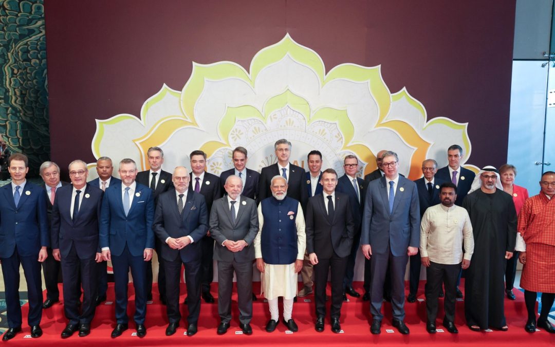 Retan líderes mundiales la oligarquía de la IA mientras sellan inversiones millonarias