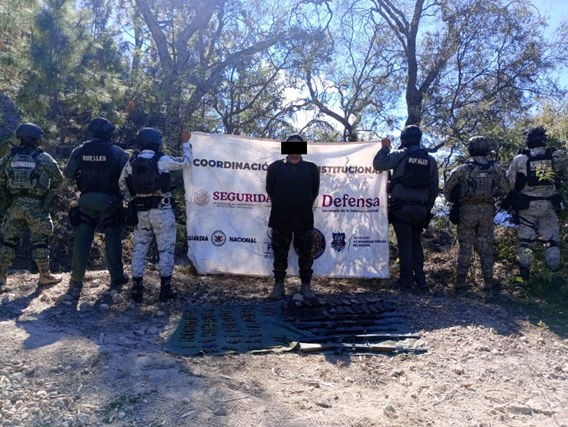 Capturan las Fuerzas Federales a un sujeto con varias armas y 600 balas en Moris, Chih.