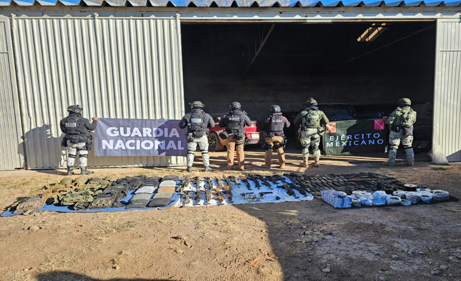 Gran arsenal y 19 vehículos abandonados por los maleantes aseguraron en Namiquipa, Chih. la GN y Ejército.