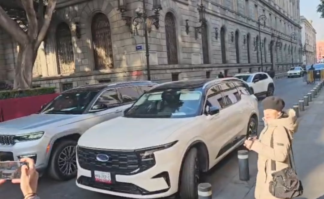 Senadores de Morena piden estacionarse en lugar prohibido