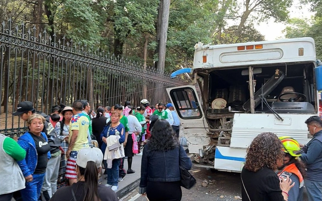 Autobús de peregrinos choca contra camión en avenida Constituyentes; al menos 10 lesionados