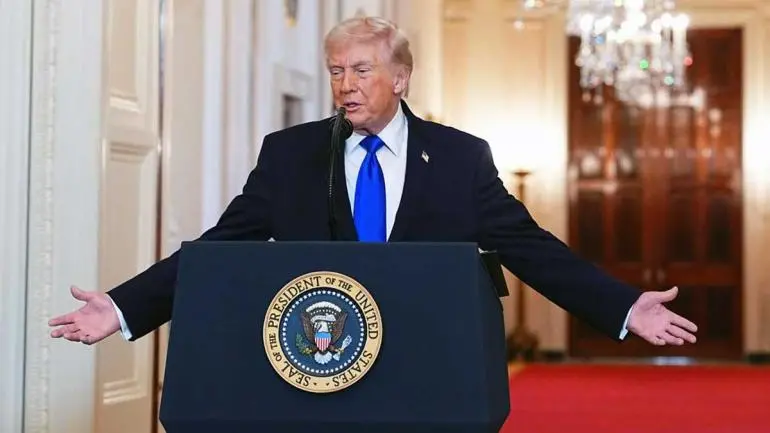 Ignora Trump fallo de la Corte Suprema y amenaza a gobiernos de países que intenten recuperar los altos aranceles que les fijó.