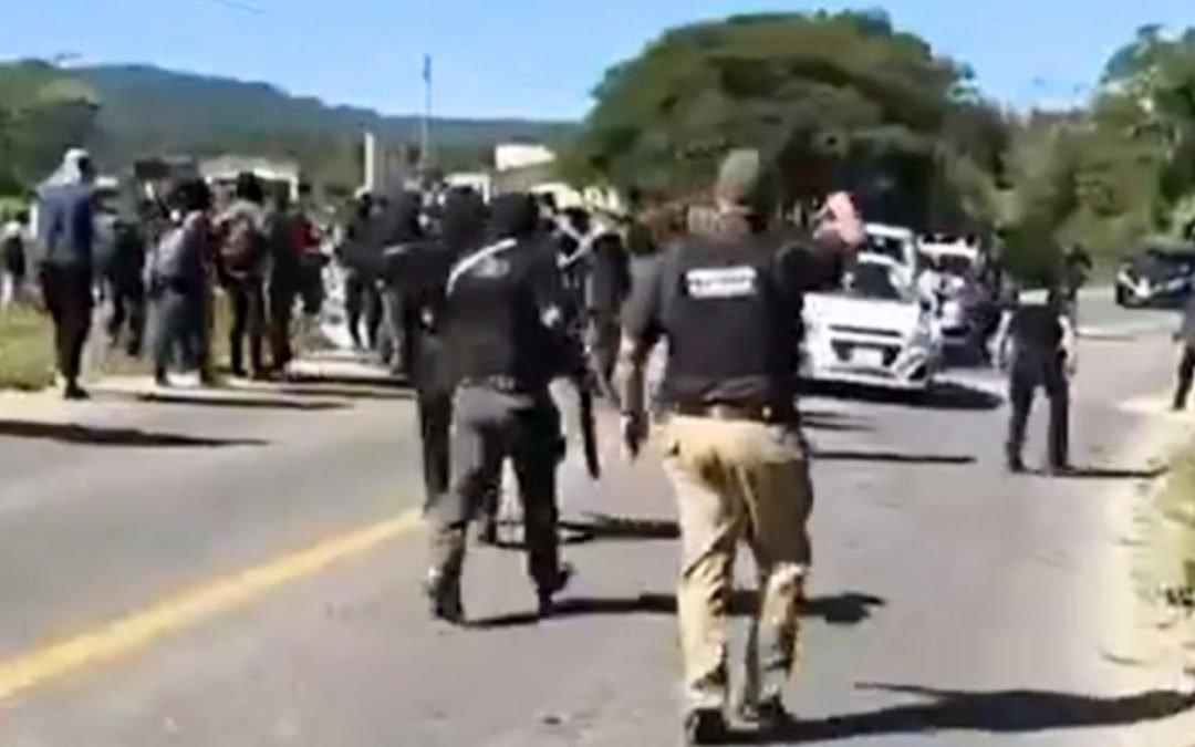 Bloqueo carretero en Chiapas deriva en enfrentamiento; hay 3 policías heridos