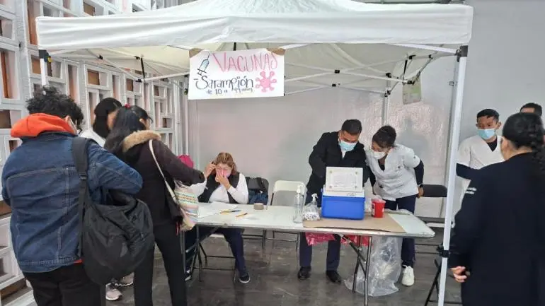 Conoce las estaciones y horarios de vacunación contra sarampión en el Metro