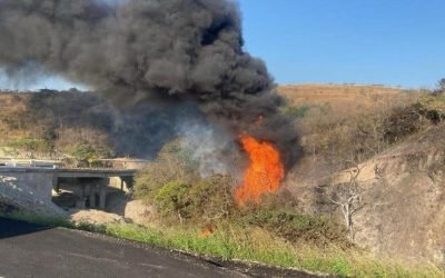 Tres muertos y seis heridos tras explosión en ducto de Pemex en Oaxaca