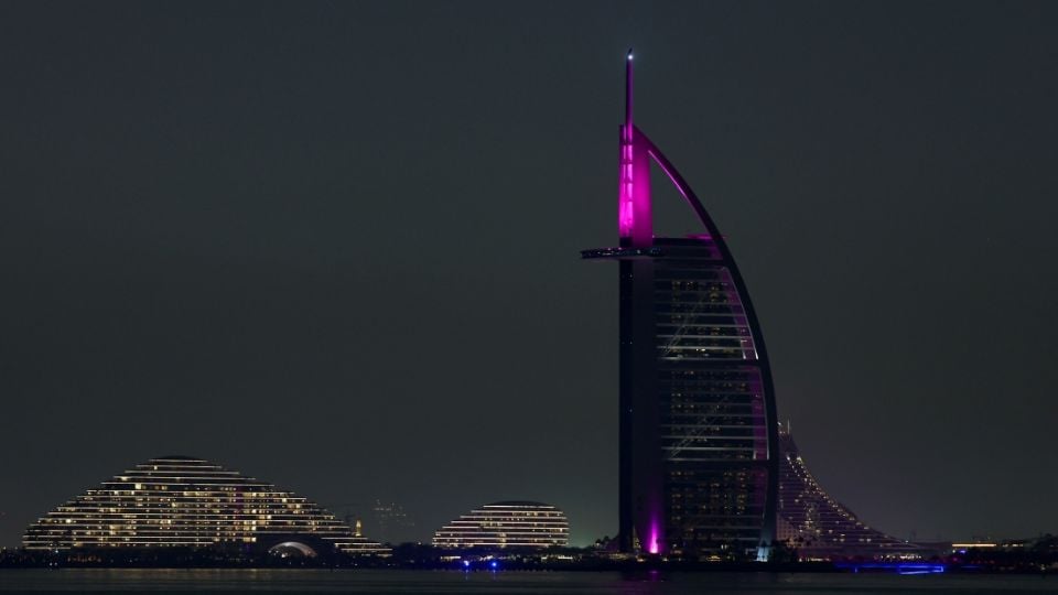 Ataques iraníes con drones alcanzan Dubái y afectan al emblemático hotel Burj Al Arab