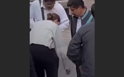 Colaboradores limpian los zapatos del presidente de la Corte, Hugo Aguilar