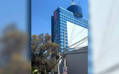 Más de 100 anuncios envolventes invaden la CDMX pese a estar prohibidos por ley