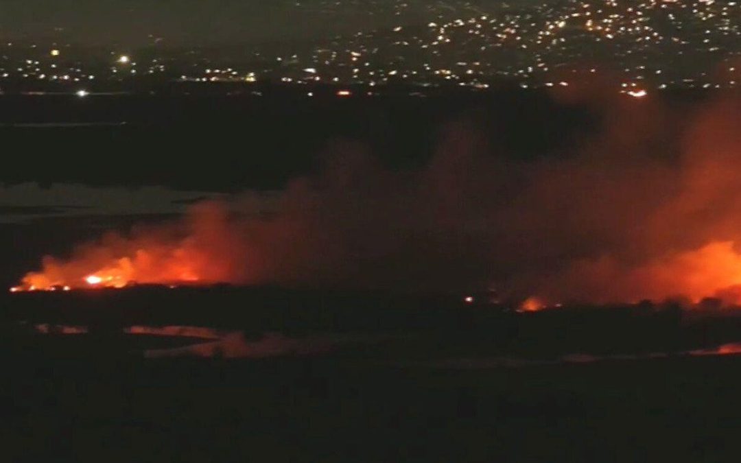 Incendio en Nezahualcóyotl, Edomex: Humo llega hasta la CDMX en plena contingencia ambiental