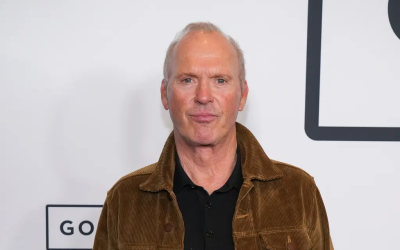 Michael Keaton recibe premio Pudding Pot de Hasty Pudding