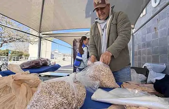 Sufren para vender frijol