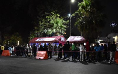 Vacunan de madrugada contra el sarampión en CDMX