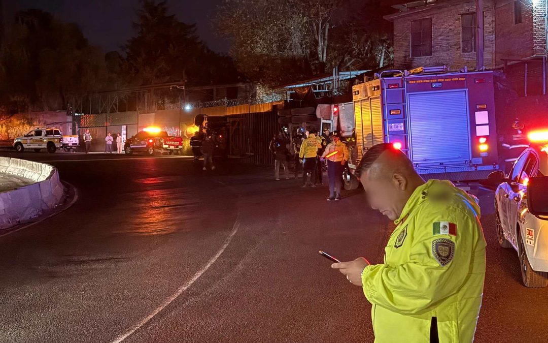 Tráiler con abarrotes vuelca en Viaducto Tlalpan, CDMX