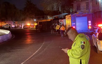 Tráiler con abarrotes vuelca en Viaducto Tlalpan, CDMX