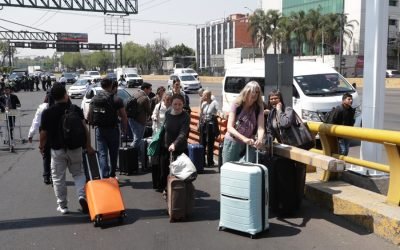 Bloquean taxistas el Aeropuerto de Ciudad de México contra aplicaciones de transporte