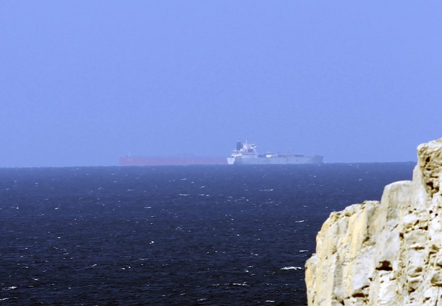 Irán permite paso de buque tailandés por Ormuz