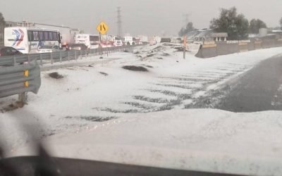 Granizada cubre la autopista México-Pachuca y afecta circulación en Tecámac