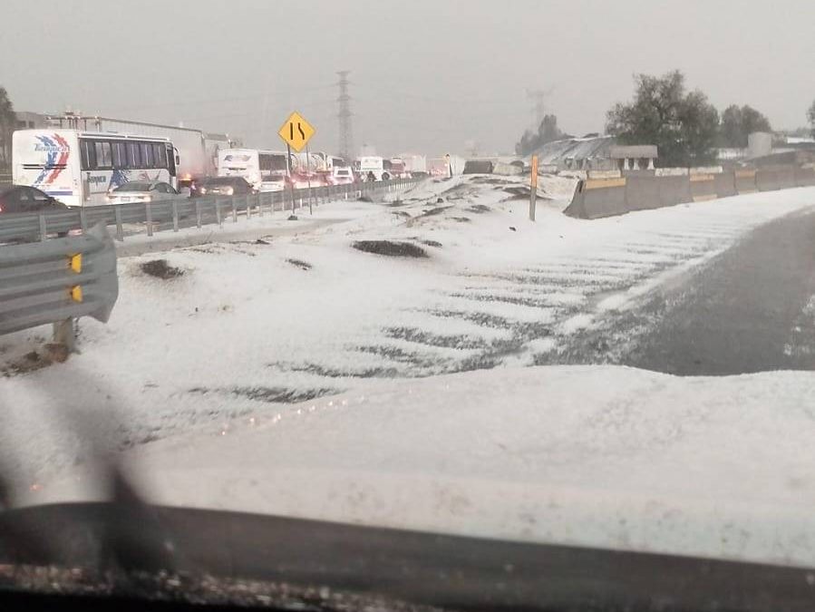 Granizada cubre la autopista México-Pachuca y afecta circulación en Tecámac
