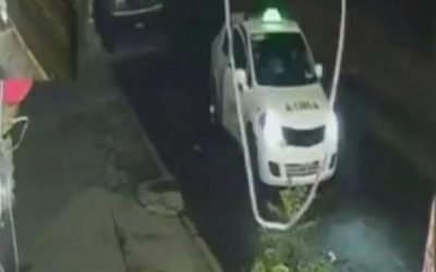 Cesan a mandos y policías por mover taxi con 2 muertos en CDMX