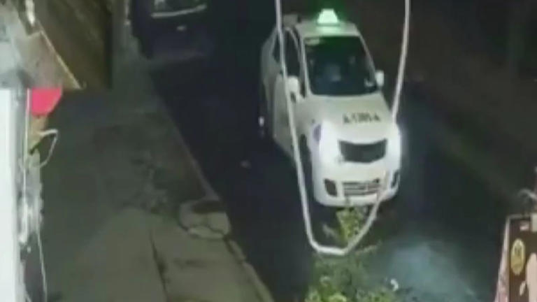 Cesan a mandos y policías por mover taxi con 2 muertos en CDMX