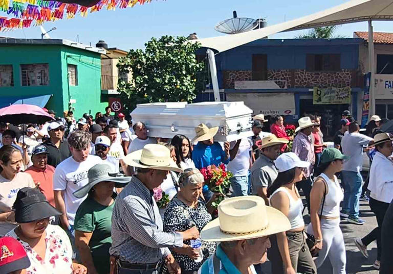 Estudiantes de UAEM vuelven a marchar para exigir justicia por Kimberly y Karol