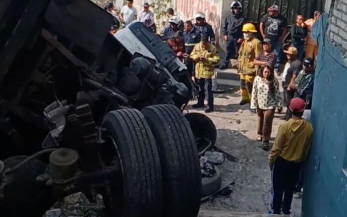 Camión sin frenos se estrella contra casas en Naucalpan; hay un lesionado y una mujer sin vida