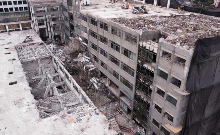 Colapsa edificio en demolición en San Antonio Abad