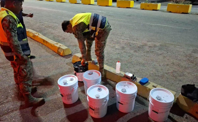 Marina asegura tractocamión de paquetería con 100 litros de precursor químico en Sinaloa