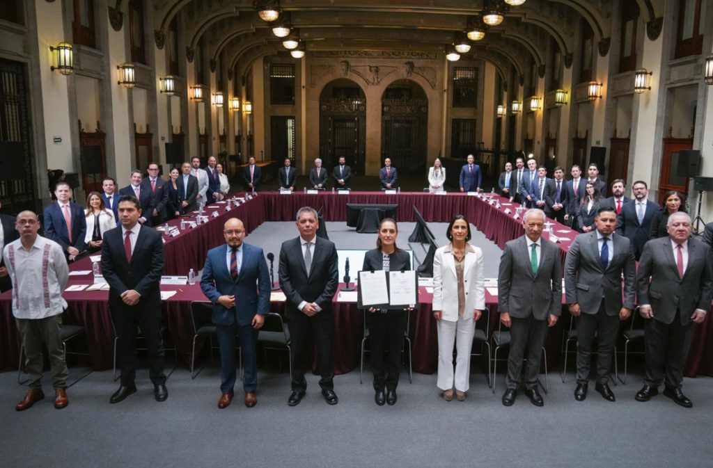 Renueva Sheinbaum acuerdo para mantener precio de la gasolina