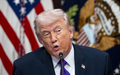 Anuncia Trump suspensión temporal de sanciones petroleras para reducir precios