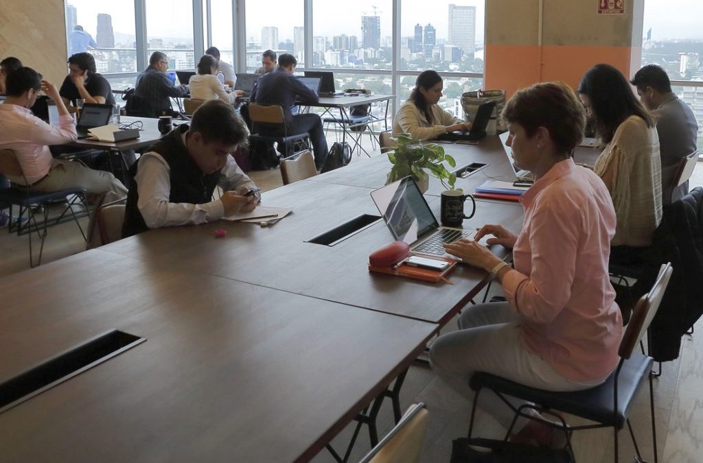 Hombres tienen 25% más ingresos que las mujeres en México, apunta estudio