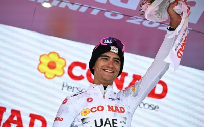 Isaac del Toro se mete al podio en la clásica Strade Bianche de Italia