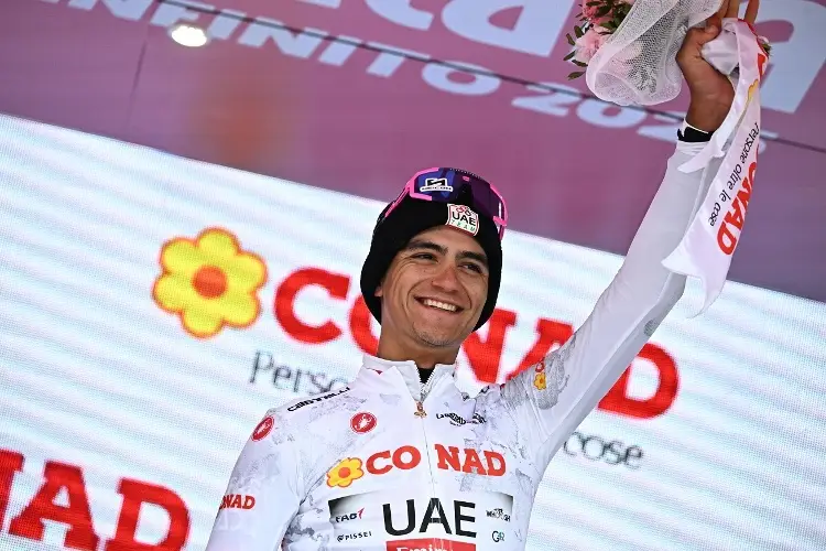 Isaac del Toro se mete al podio en la clásica Strade Bianche de Italia