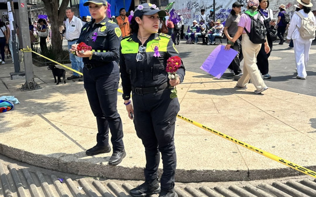 Entregan flores y dulces a mujeres policías que brindan seguridad en marcha del 8M