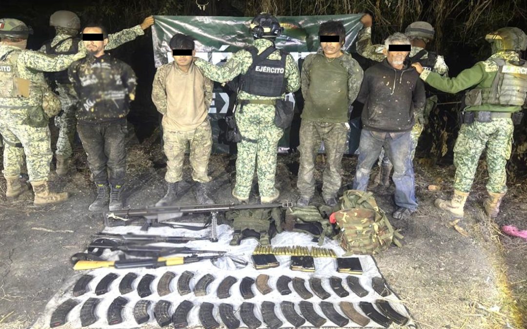 Detienen a cuatro hombres y aseguran 12 armas y casi 2 mil cartuchos en Escuinapa y Concordia