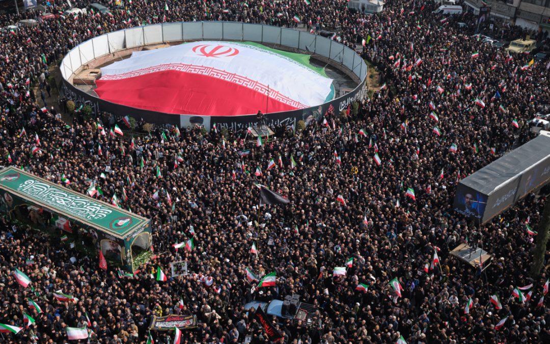 Despide Teherán a mandos militares entre gritos contra EUA e Israel y apoyo a su líder